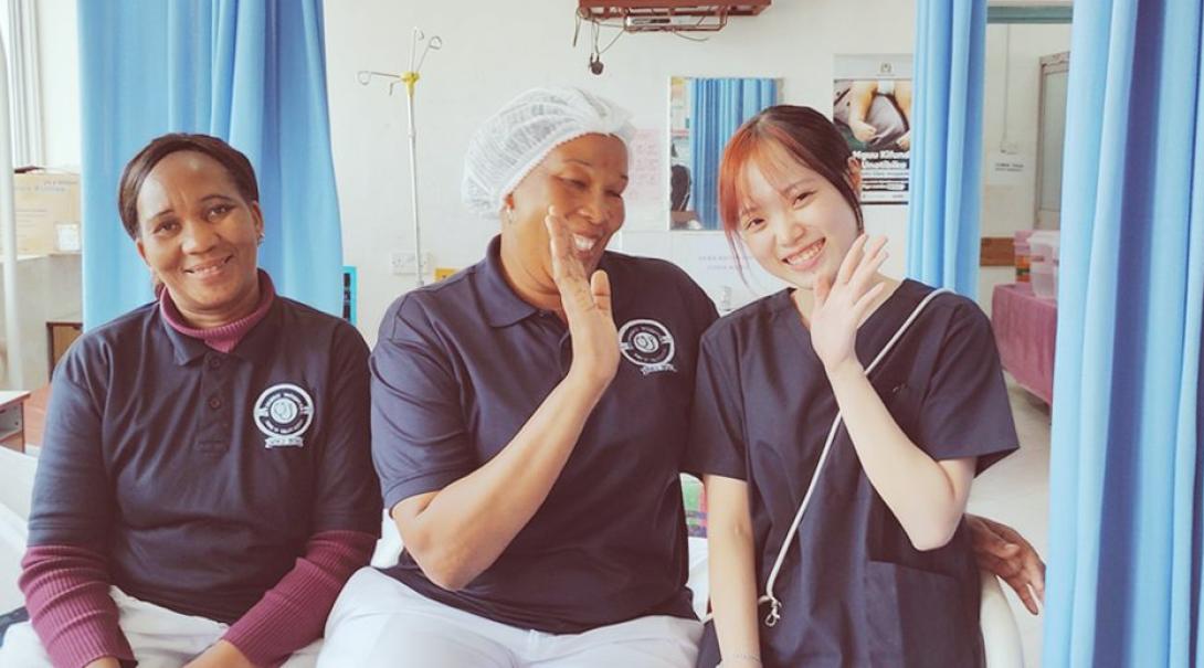 タンザニアで助産師の海外インターンシップに参加した松本夢さんと現地のスタッフ